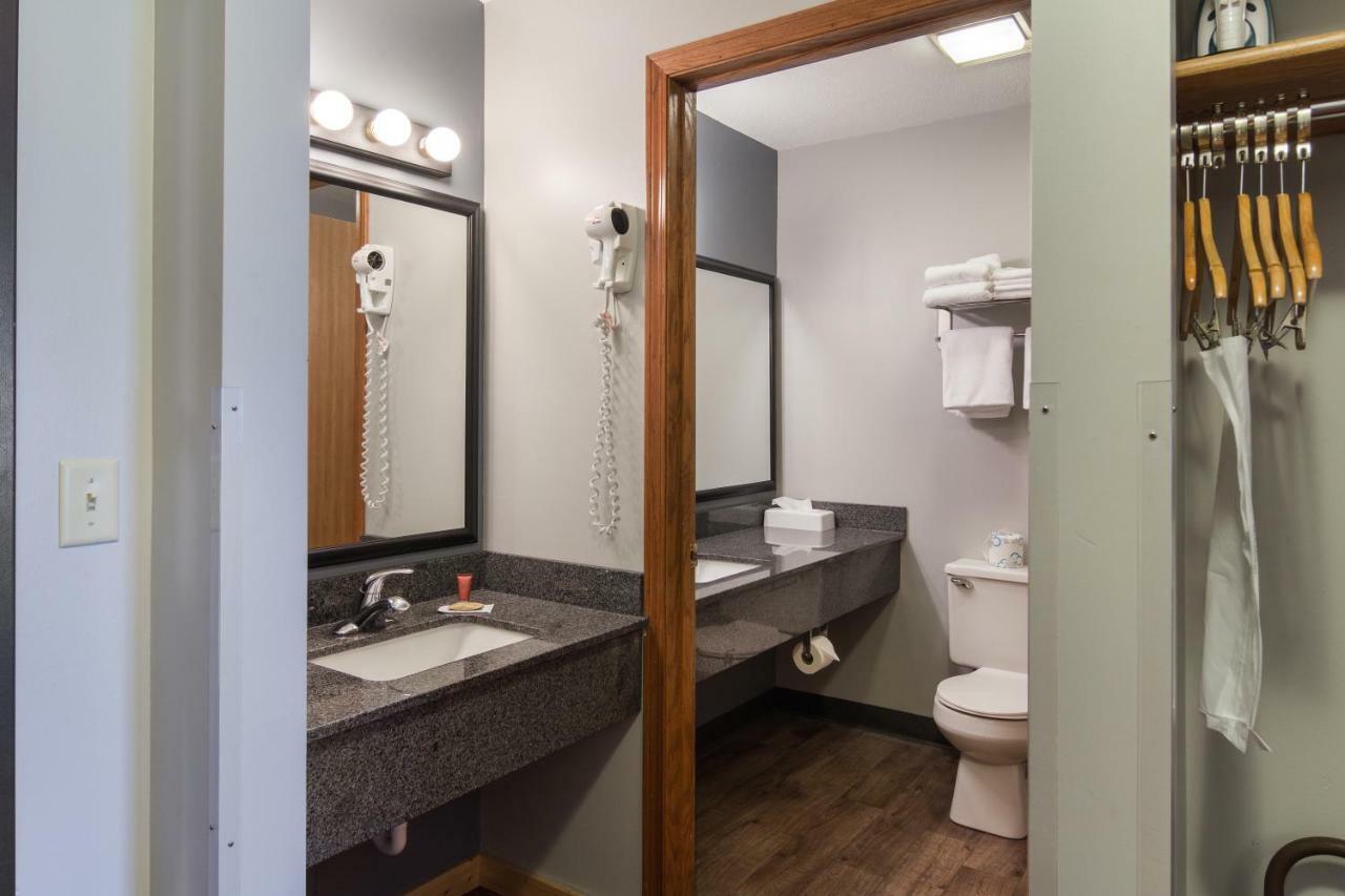 Boarders Inn & Suites By Cobblestone Hotels Superior Eksteriør billede