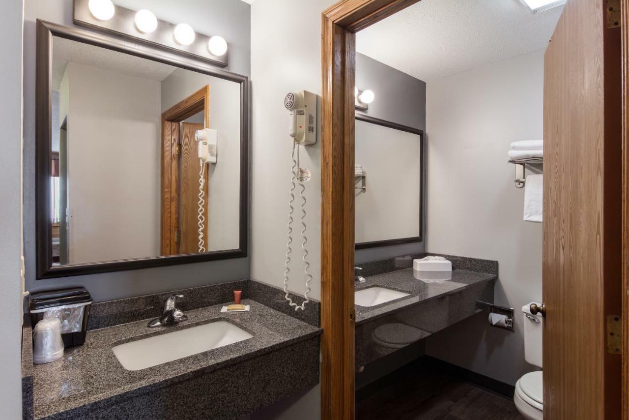 Boarders Inn & Suites By Cobblestone Hotels Superior Eksteriør billede